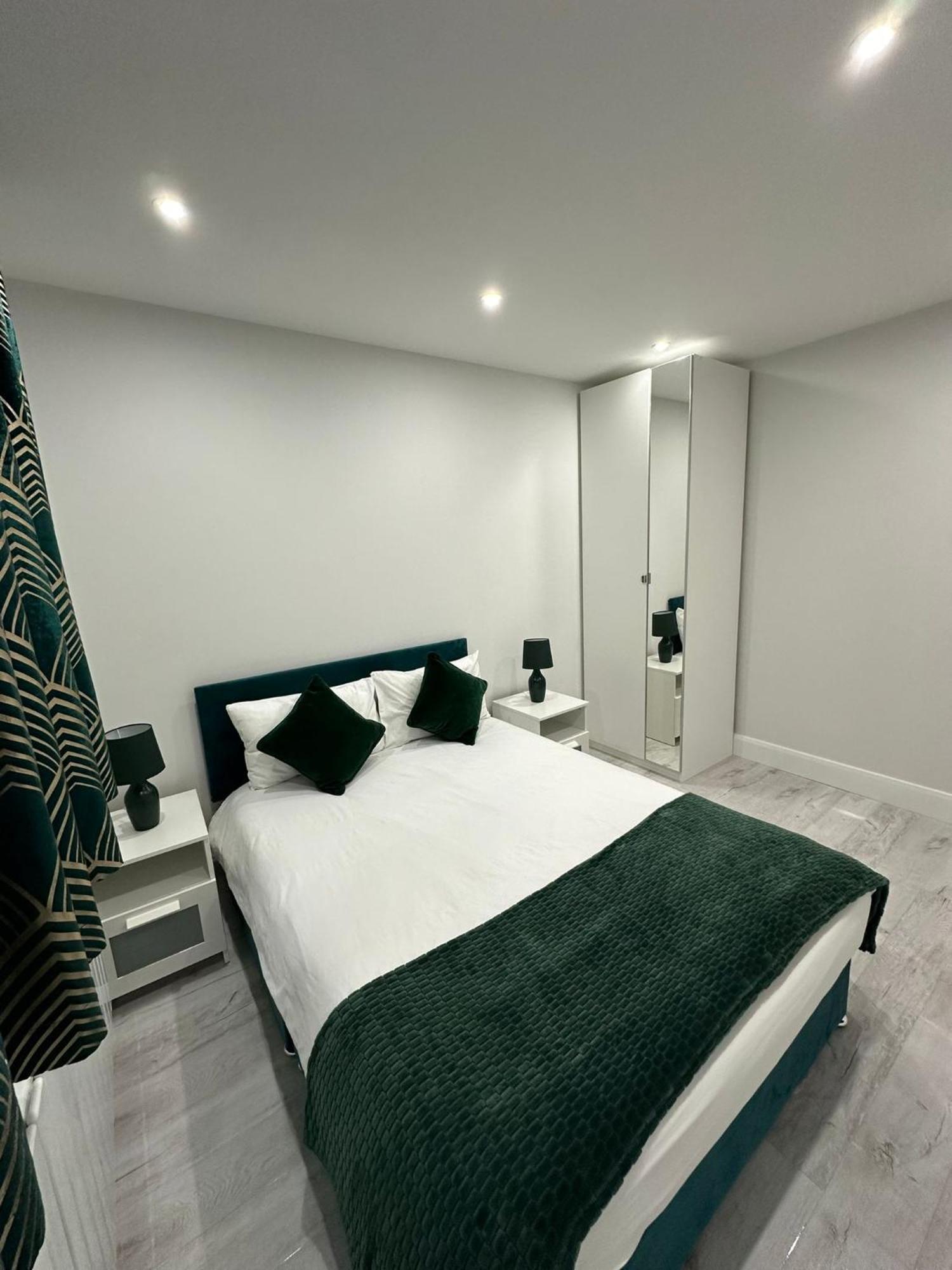 Luxury House Appartement Greenford  Buitenkant foto