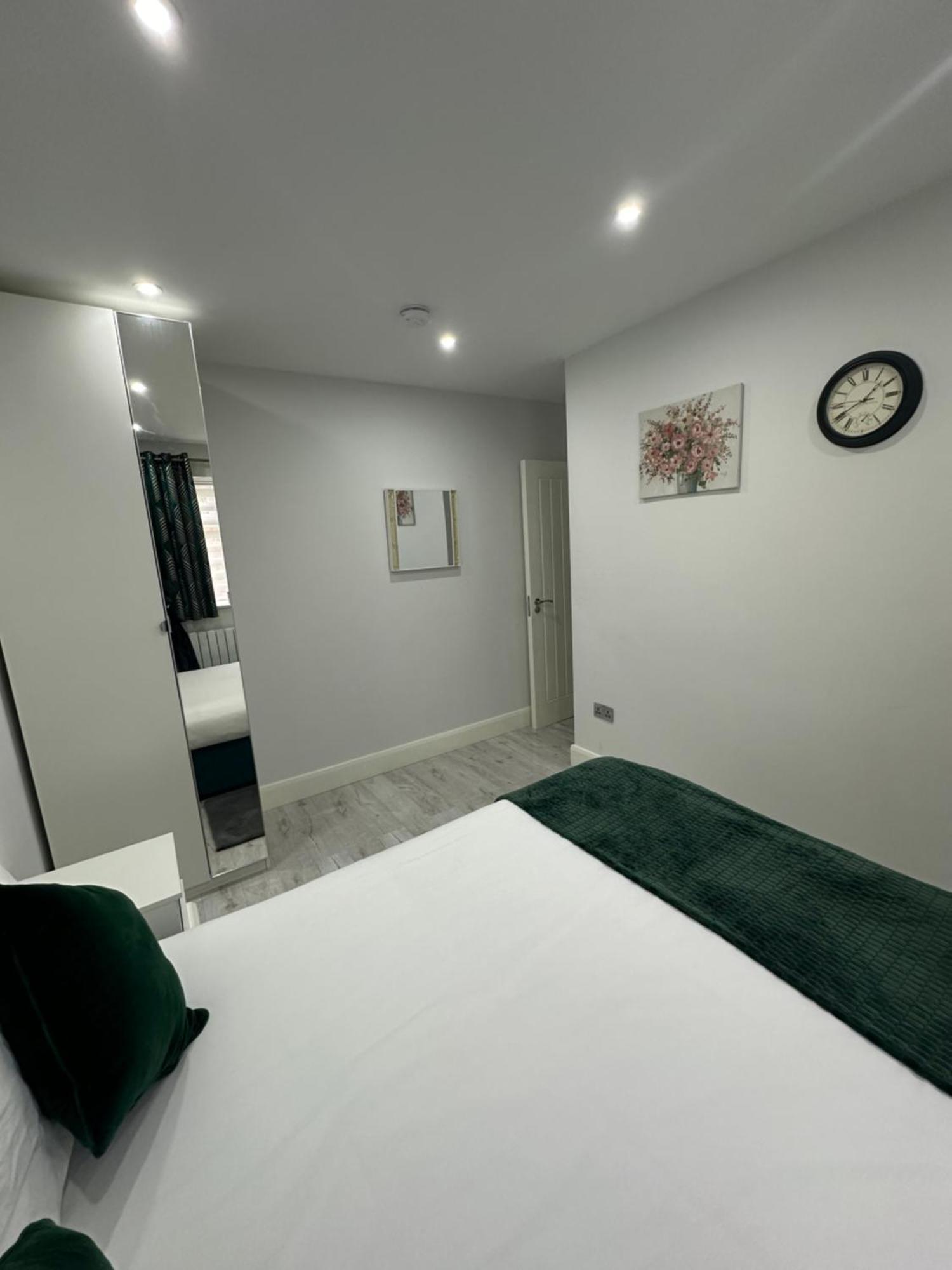 Luxury House Appartement Greenford  Buitenkant foto